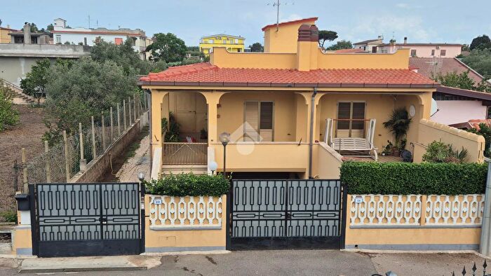 Casa quadrilocale in vendita in Via Foligno, Nettuno