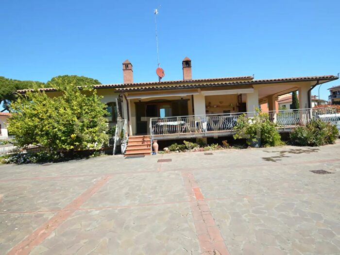 Casa con 10 locali in vendita in Grosseto