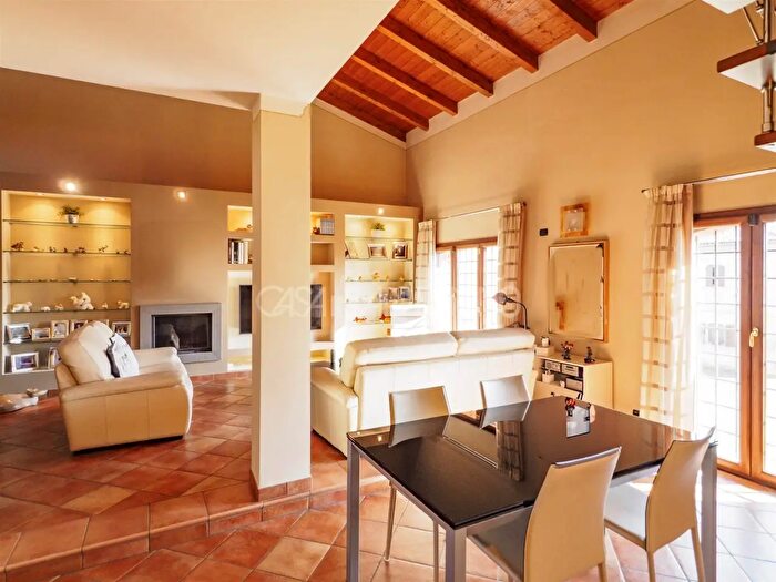 Casa con 8 locali in vendita in Modena