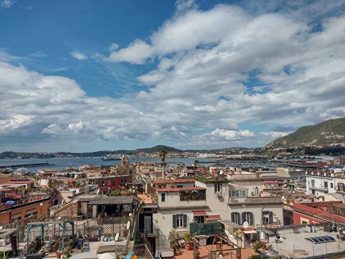 Appartamento trilocale in affitto in via mazzini, Porto, Pozzuoli