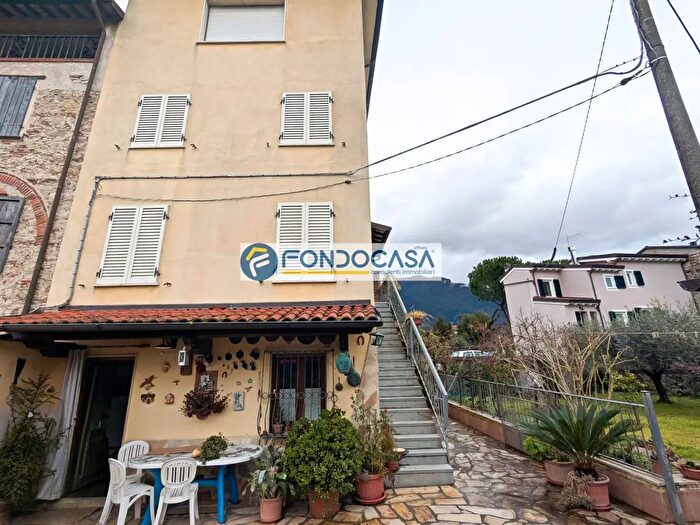 Casa con 8 locali in vendita in Via Torrone, Camaiore