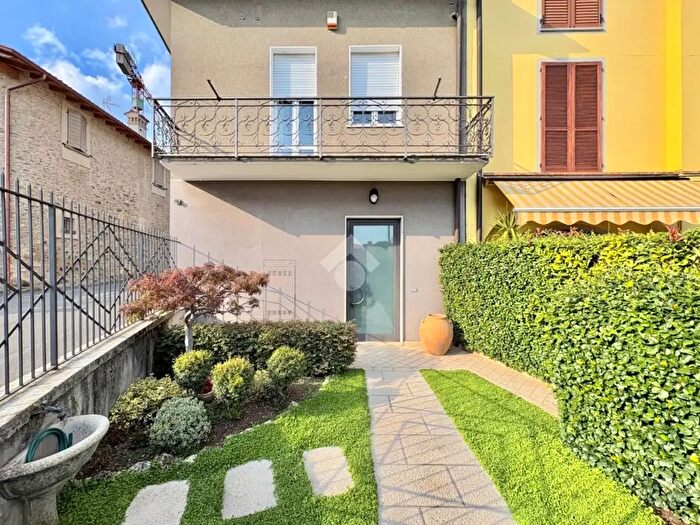 Casa quadrilocale in vendita in Via Martiri della Libertà, Corte Franca
