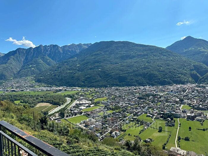 Casa con 6 locali in vendita in Civo