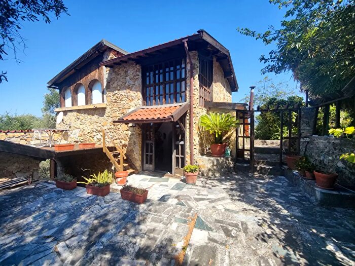 Casa con 8 locali in vendita in Strada Fuberta, Vallebona