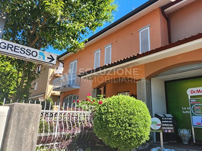 Casa con 10 locali in vendita in Via Alessandro Volta, Albino