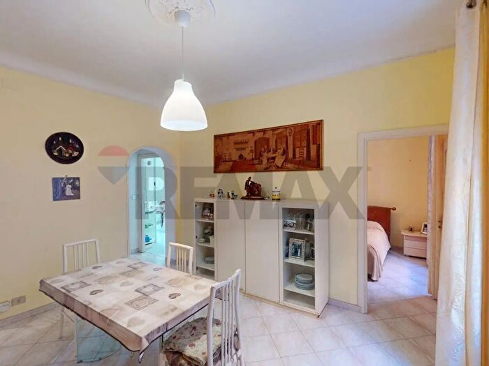 Appartamento trilocale in vendita in Via Adamello, Genova