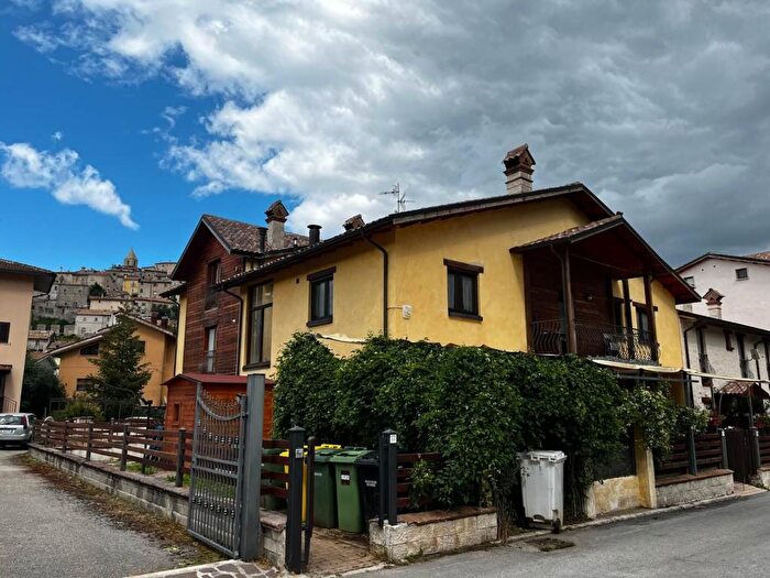 Appartamento quadrilocale in affitto in Viale Antonio Marini, Rovere, Rocca di Mezzo