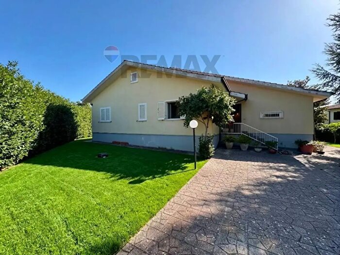 Casa con 5 locali in vendita in Via Roma, Lariano