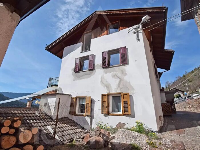 Casa con 6 locali in vendita in Valfloriana