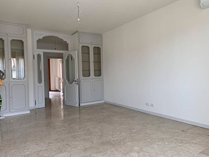 Appartamento trilocale in affitto in Via Bartolomeo Eustachi, Morgagni, Milano