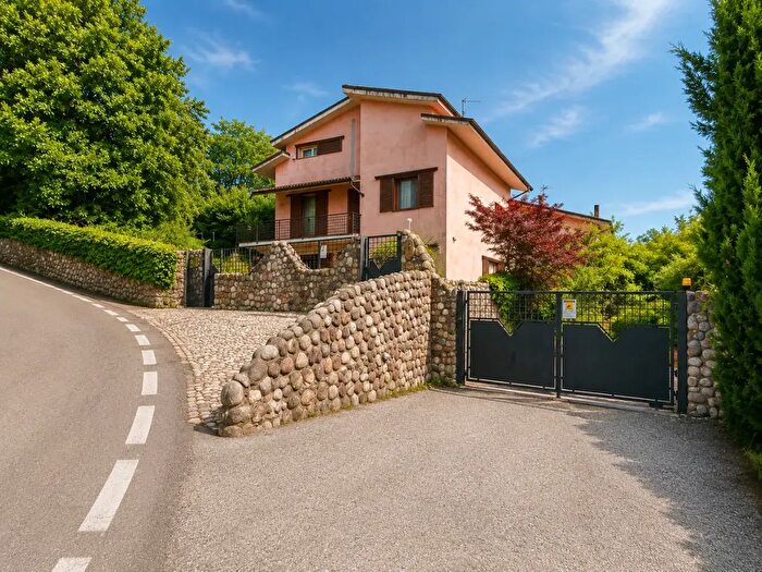 Appartamento con 5 locali in vendita in Via Pogge, Creazzo