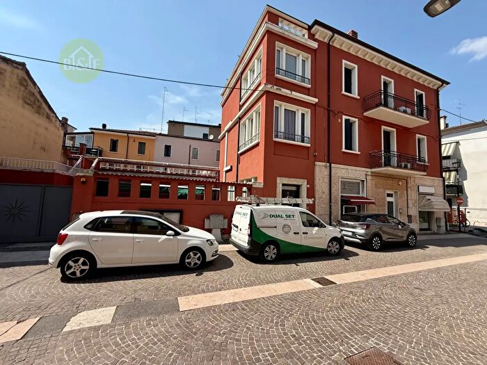 Appartamento con 6 locali in vendita in Via San Pietro Vecchio, Legnago