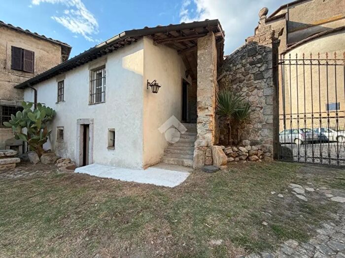 Appartamento trilocale in affitto in Via Monterano, Canale Monterano
