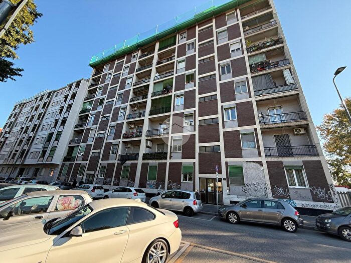 Appartamento trilocale in vendita in Piazza Tirana, Milano