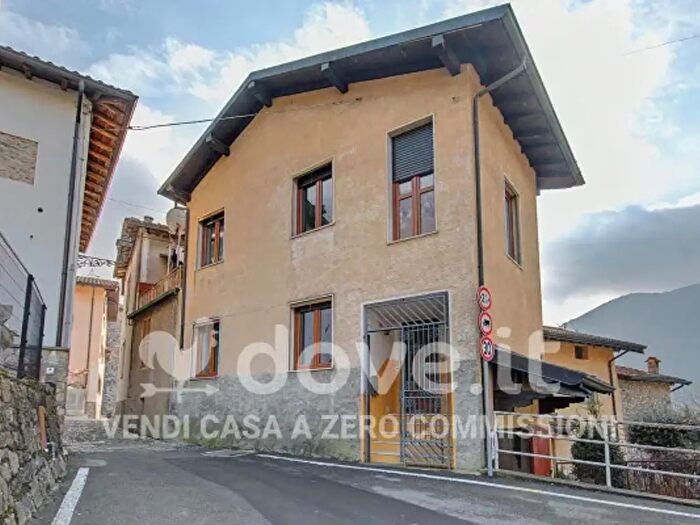 Casa quadrilocale in vendita in Via Madonna Monte Carmelo, Casazza