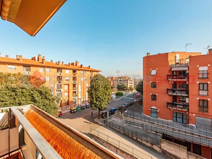 Appartamento trilocale in vendita in Via Cinquefrondi, Roma