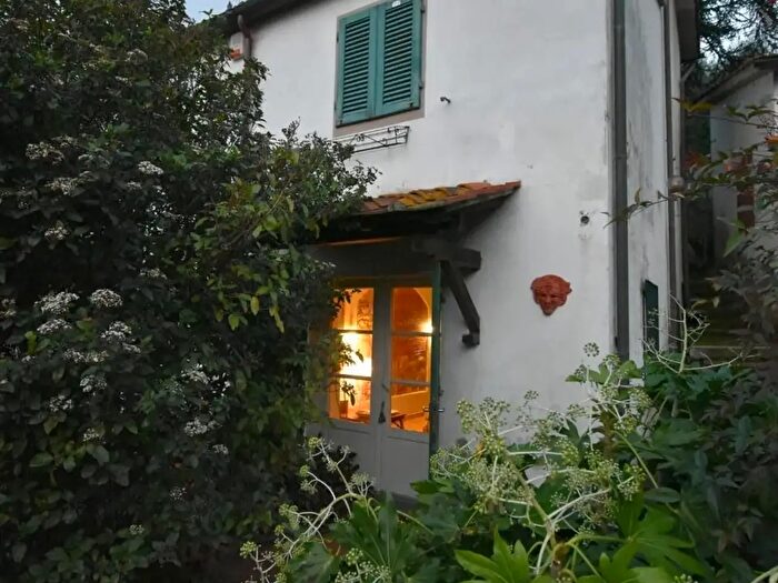 Casa con 7 locali in vendita in Lucca