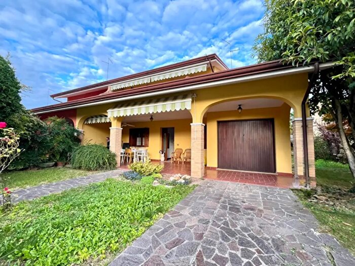 Casa con 6 locali in vendita in Casarsa Della Delizia