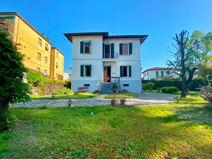Casa con 6 locali in vendita in Via Giuseppe Ungaretti, Lucca