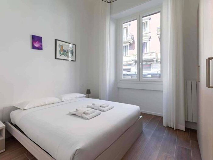 Appartamento trilocale in affitto in Via Giulio Tarra, Centrale, Milano