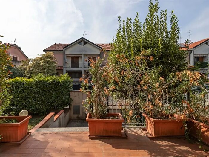 Casa quadrilocale in vendita in Via G Falcone, Mediglia