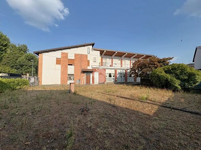 Appartamento con 17 locali in vendita in Viale Marconi, Romano Canavese