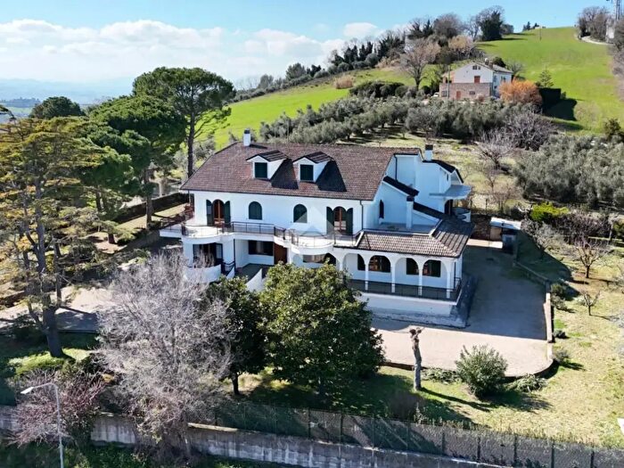 Casa con 8 locali in vendita in Via del Colle Vissiano, Fermo