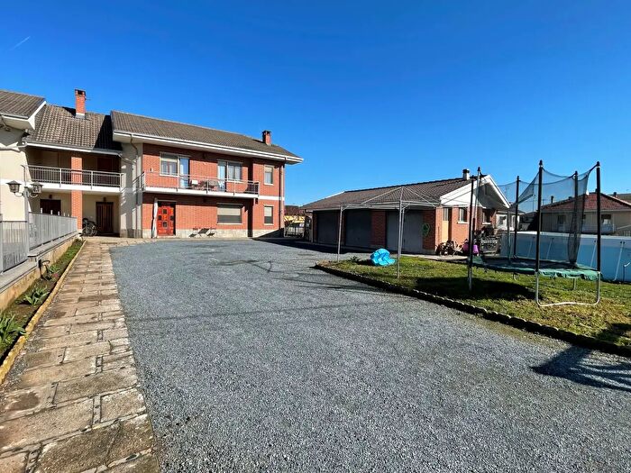 Casa con 11 locali in vendita in Piscina