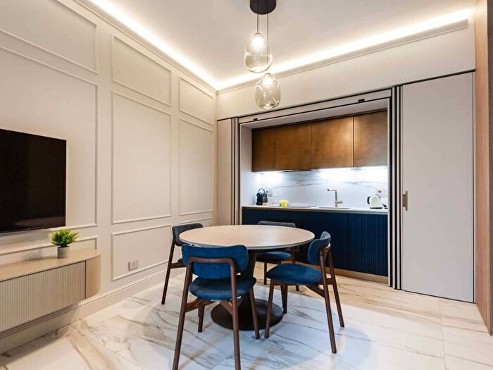 Appartamento bilocale in affitto in Via Fieno, Missori, Milano