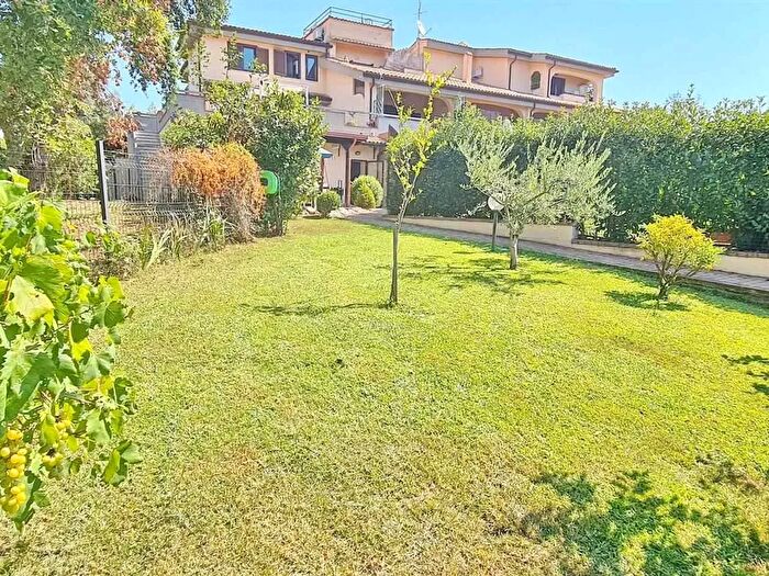 Appartamento trilocale in affitto in Via delle Agavi, Formia