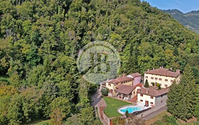 Casa con 6 locali in vendita in Pavullo Nel Frignano