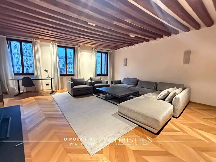 Appartamento con 9 locali in affitto in Venezia