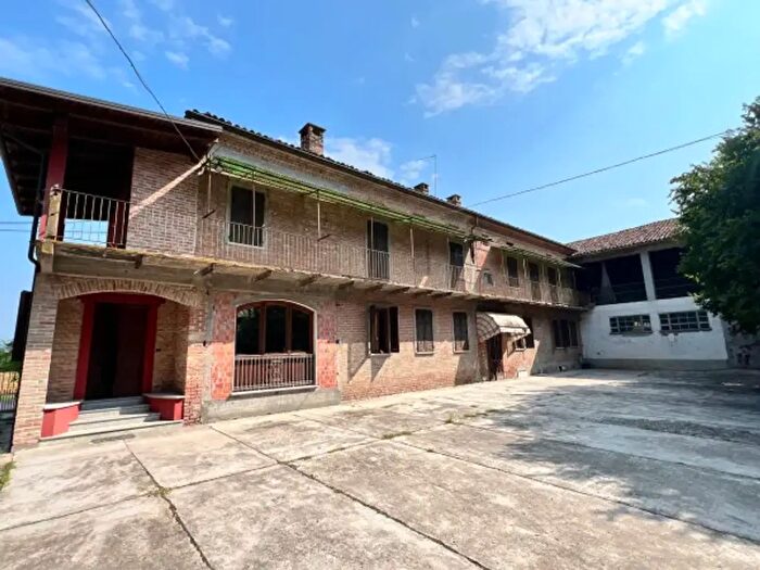 Casa con 6 locali in vendita in Via Valle Tanaro, Isola DAsti