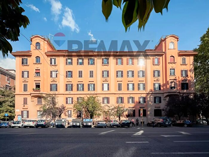 Appartamento con 5 locali in vendita in Via Giuseppe Ferrari, Roma
