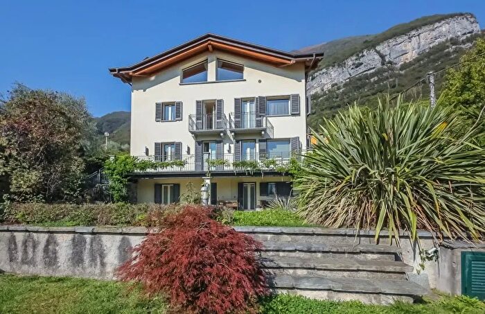 Casa con 6 locali in vendita in Via delle Mele Menaggio Tremezzina Centro Storico Collinare Residenziale, Tremezzina