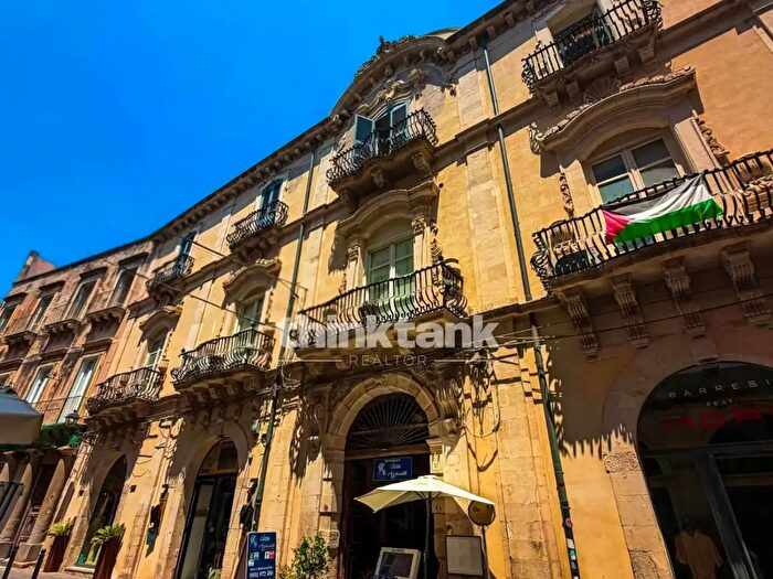 Appartamento con 8 locali in vendita in Via della Maestranza, Siracusa