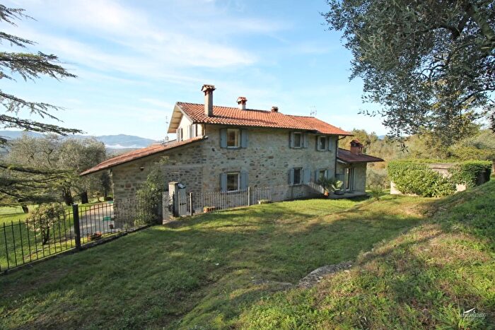 Casa con 9 locali in vendita in Fivizzano