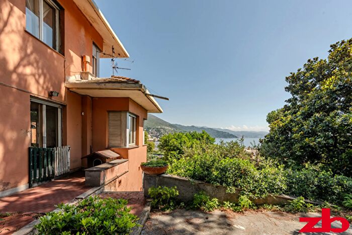 Casa con 14 locali in vendita in Via della Pineta, Arenzano