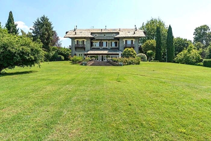 Casa con 10 locali in vendita in Besana In Brianza