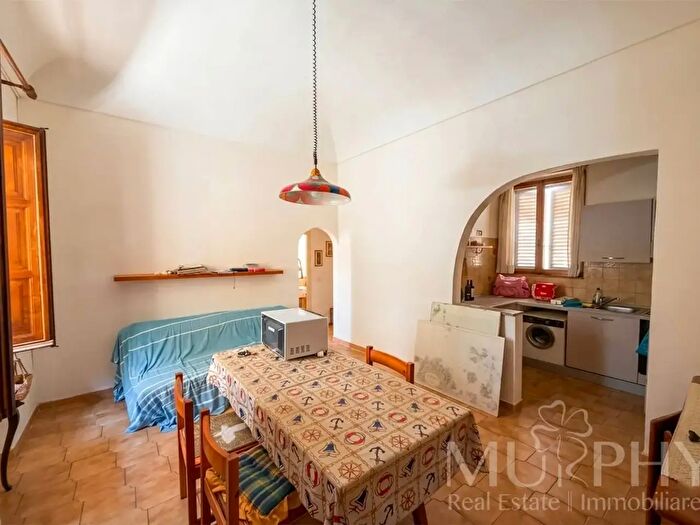 Appartamento trilocale in vendita in Via Nicolò Fabrizi, La Maddalena