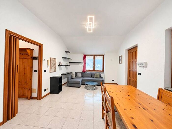 Appartamento trilocale in affitto in Via per Rogorbello, Vervio