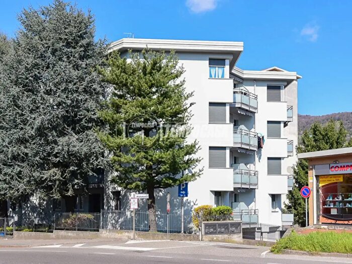 Appartamento trilocale in vendita in Via Provinciale per Lecco, Lipomo