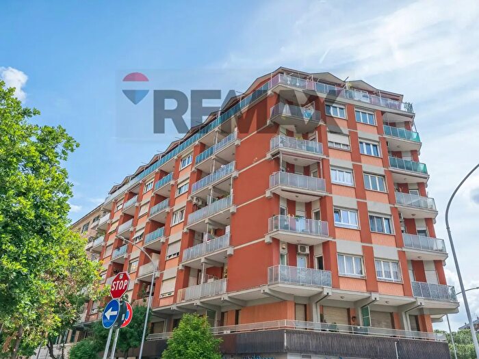 Appartamento trilocale in vendita in Via delle Cave, Roma