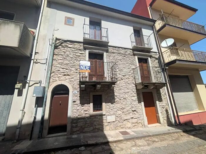 Casa con 6 locali in vendita in Via New York, Montalbano Elicona