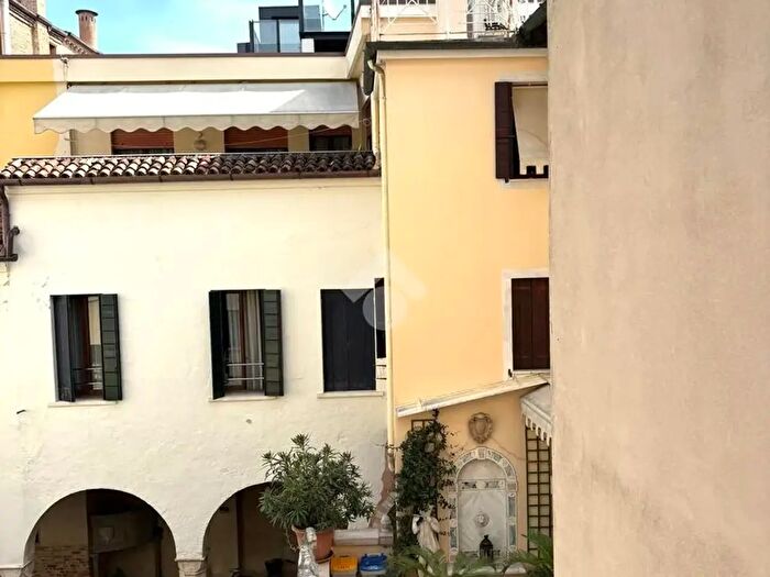 Appartamento trilocale in vendita in Via Calmaggiore, Treviso