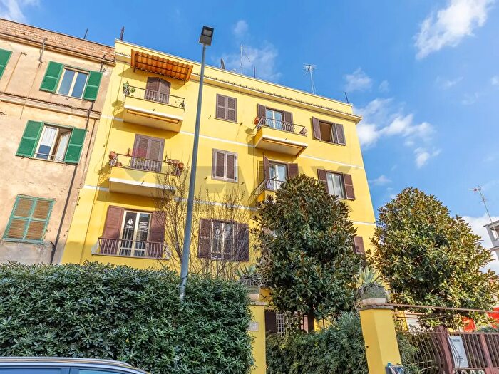 Appartamento trilocale in vendita in Via dei Fiori, Roma