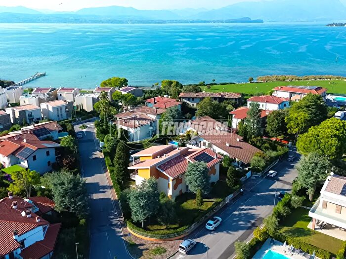 Appartamento trilocale in vendita in Viale Antonio Gramsci, Sirmione