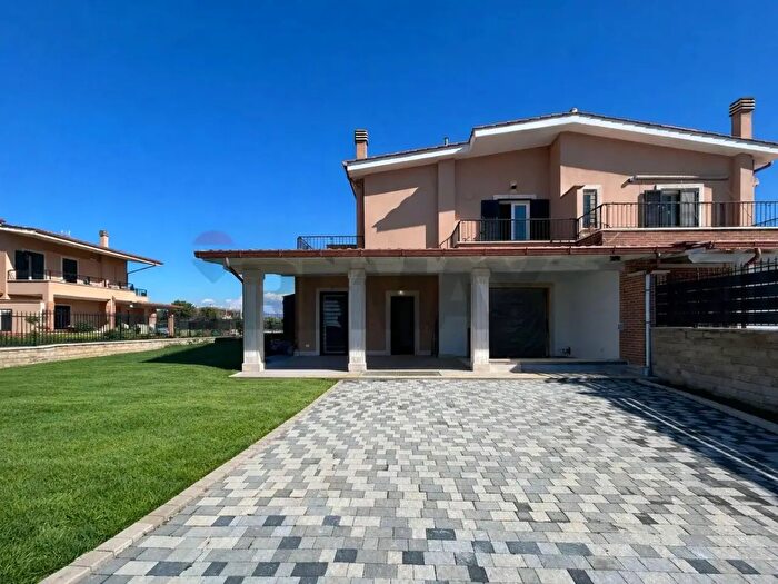 Casa quadrilocale in vendita in Pomezia