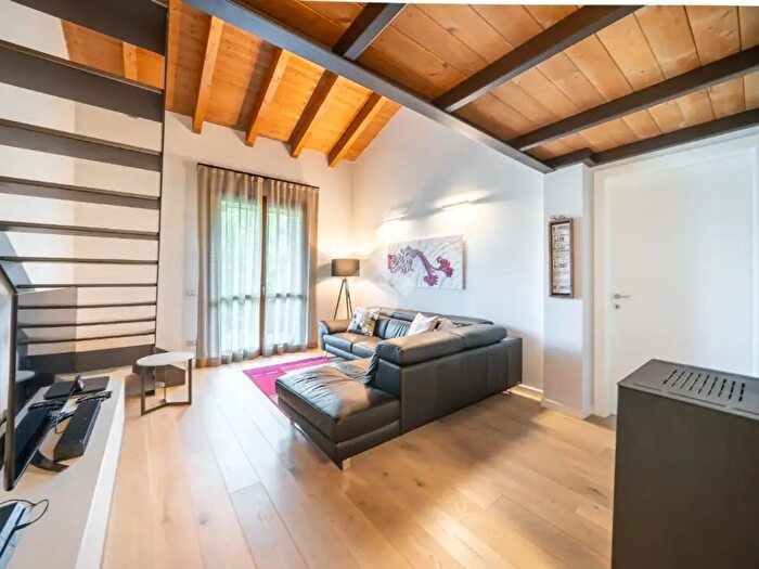 Appartamento trilocale in vendita in Via Roma Sud, Vezzano Sul Crostolo