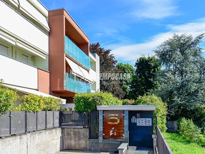 Appartamento con 5 locali in vendita in Via Africa, Cantu